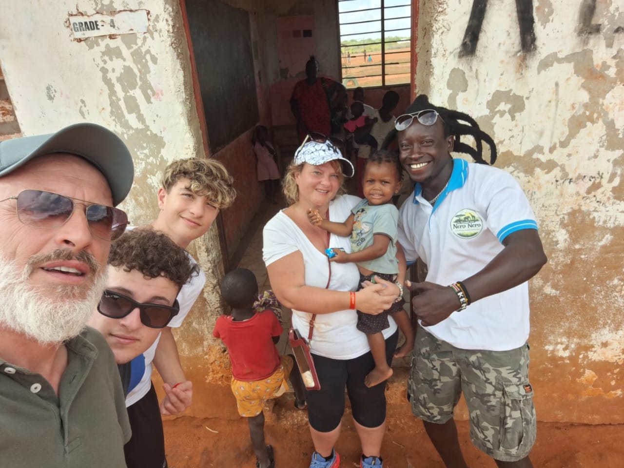 Nero Nero con viaggiatori e una famiglia locale