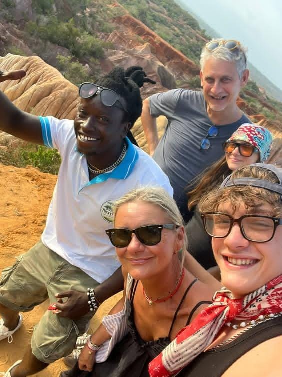 Nero Nero sorridente con una famiglia in escursione